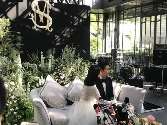 "ซาร่า เล็กจ์" ยิ้มแก้มปริ! ควงสามี "เอ็ม–สืบสกุล" แถลงข่าว หลังจากเข้าประตูวิวาห์