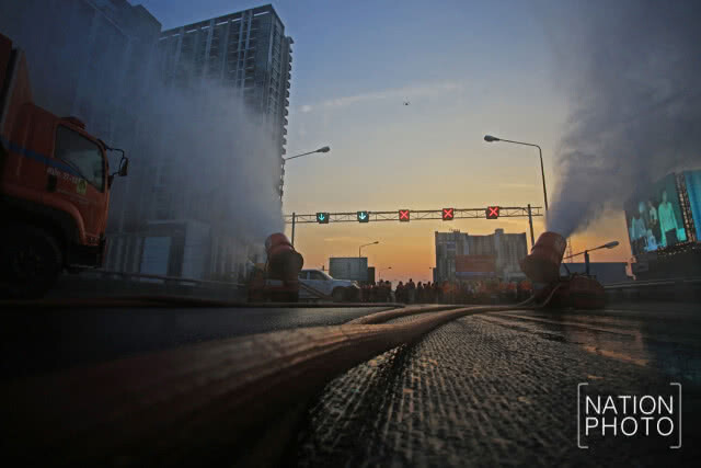 ฉีดน้ำป้องกันและแก้ปัญหาฝุ่นละอองขนาดเล็ก PM2.5 จังหวัดนนทบุรี
