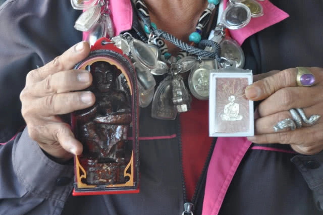 หนุ่มใหญ่บางบ่อ ศรัทธา!! ห้อยเหรียญหลวงพ่อคูณทุกรุ่น รวม 92 เหรียญ