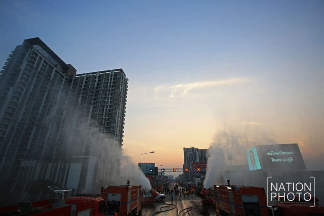 ฉีดน้ำป้องกันและแก้ปัญหาฝุ่นละอองขนาดเล็ก PM2.5 จังหวัดนนทบุรี