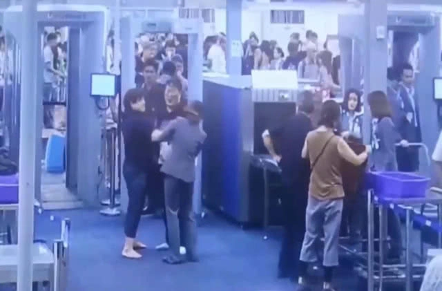 วงจรปิดจับภาพสาวต่างชาติ ตบหน้าพนักงานตรวจสัมภาระสุวรรณภูมิ