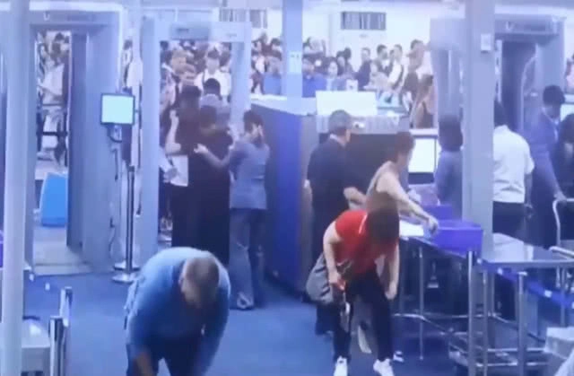 วงจรปิดจับภาพสาวต่างชาติ ตบหน้าพนักงานตรวจสัมภาระสุวรรณภูมิ