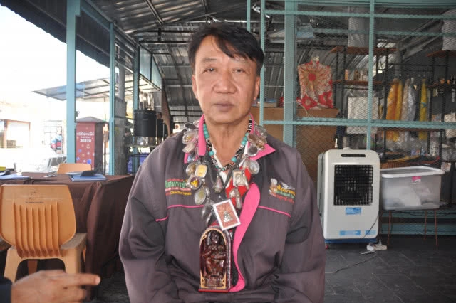 หนุ่มใหญ่บางบ่อ ศรัทธา!! ห้อยเหรียญหลวงพ่อคูณทุกรุ่น รวม 92 เหรียญ