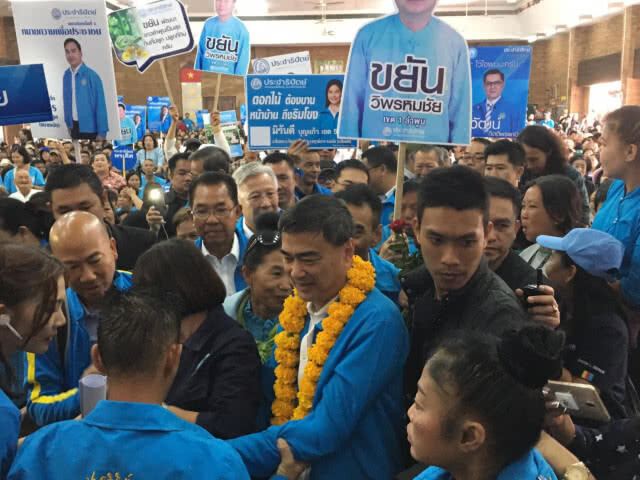 "มาร์ค" บุกถิ่น "แม้ว" เปิดตัวว่าที่ผู้สมัคร สส.