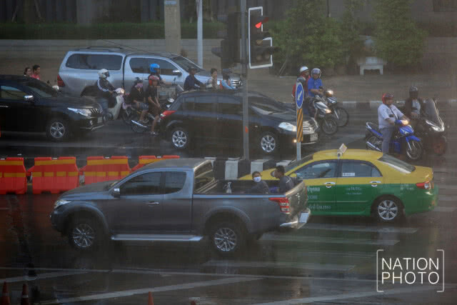 ฉีดน้ำป้องกันและแก้ปัญหาฝุ่นละอองขนาดเล็ก PM2.5 จังหวัดนนทบุรี