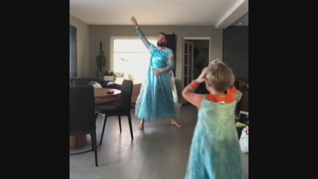 พ่อดีเด่น 2019 ไปเลย!!! ยอมเต้นเพลง Let it go พร้อมลูกชาย
