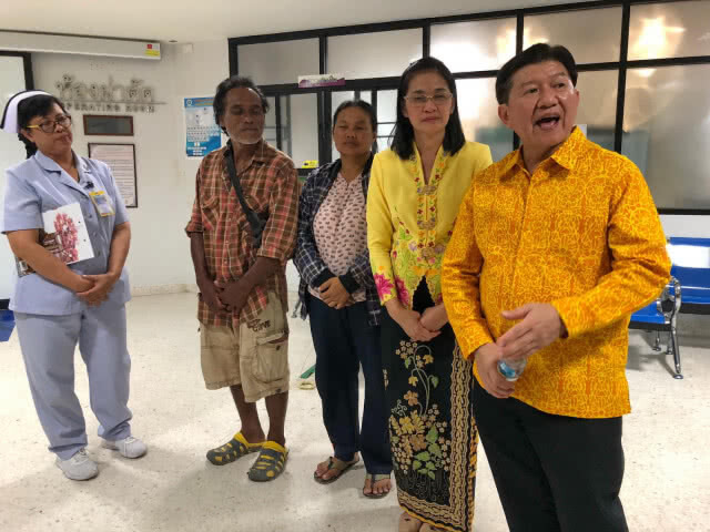 พ่อ-แม่เฝ้าดูอาการน้องแม็กซ์