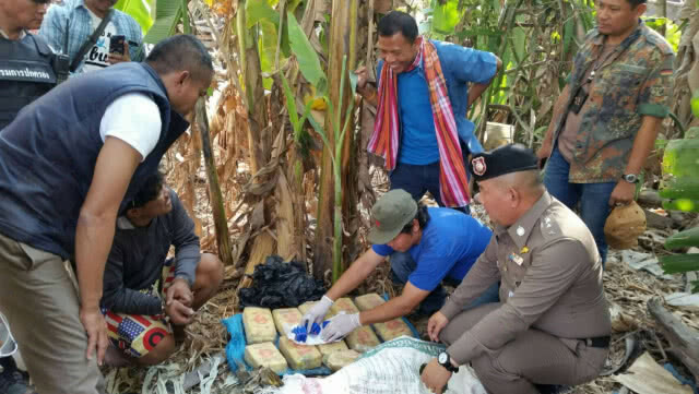 รวบสองพ่อลูกพร้อมยาบ้าประทับโลโก้ "แมนยูฯ" แสนเม็ด