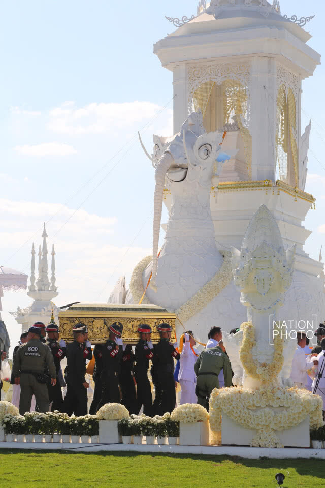 เคลื่อนย้ายหีบสรีรสังขาร "หลวงพ่อคูณ" ไปยังฌาปนสถานชั่วคราว
