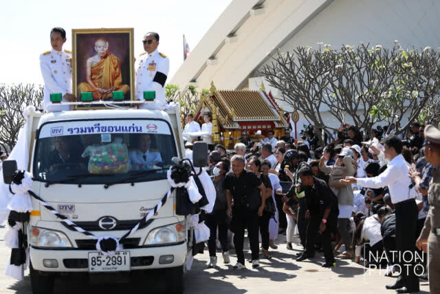 เคลื่อนย้ายหีบสรีรสังขาร "หลวงพ่อคูณ" ไปยังฌาปนสถานชั่วคราว