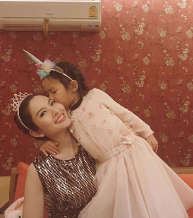 "แอฟ" สะอึก! เผยความในใจ "การอยู่ตรงนี้มันไม่ง่าย"