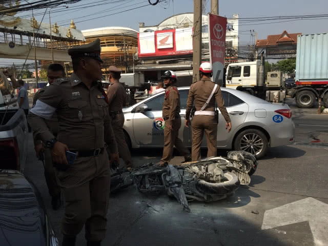 คลิปนาทีระทึก! ยิงสกัดวุ่นหกล้อแหกด่าน