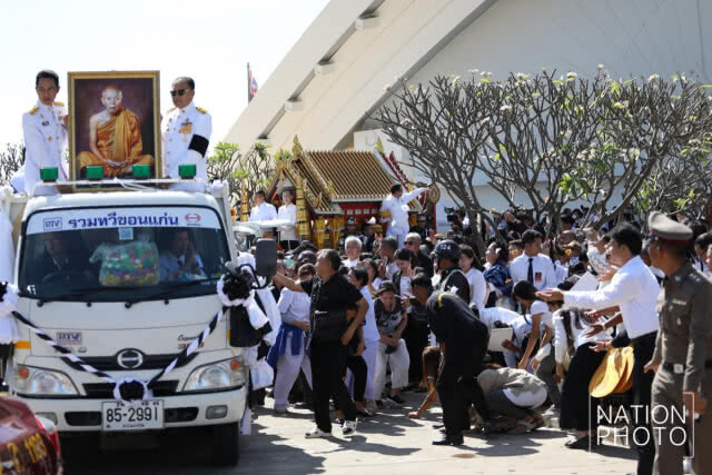 เคลื่อนย้ายหีบสรีรสังขาร "หลวงพ่อคูณ" ไปยังฌาปนสถานชั่วคราว
