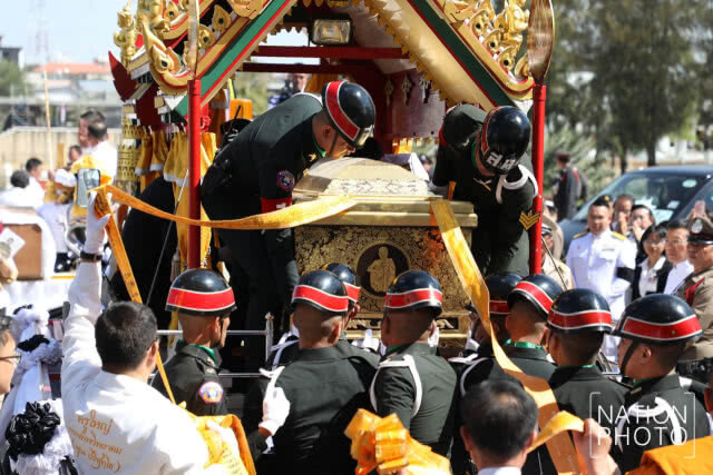 เคลื่อนย้ายหีบสรีรสังขาร "หลวงพ่อคูณ" ไปยังฌาปนสถานชั่วคราว