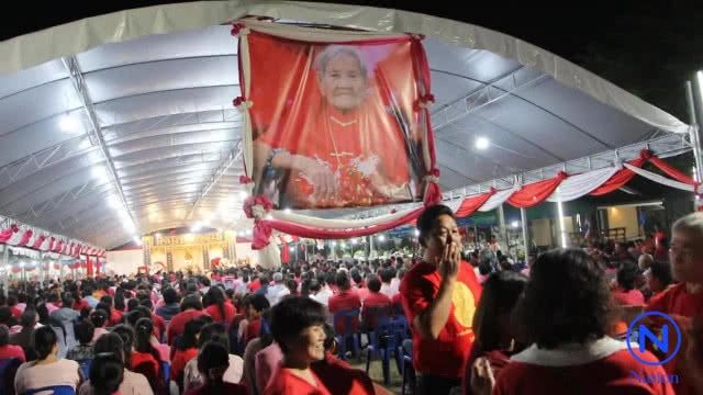 ลูกหลานแต่งชุดแดงงานศพอาม่าวัย 105 ปี เชื่อจะมีบุญและเพื่อเป็นสิริมงคล