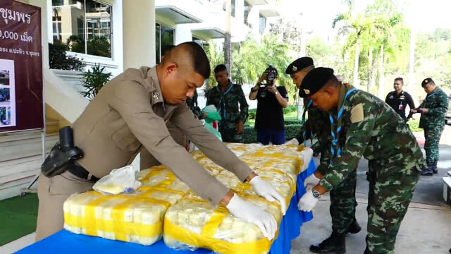 รวบสามีภรรยา ลำเลียงยาบ้า 8 แสนเม็ด จากเเชียงรายส่งสงขลา