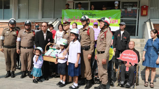 มูลนิธิเมาไม่ขับ นำคณะ ให้กำลังใจตร.