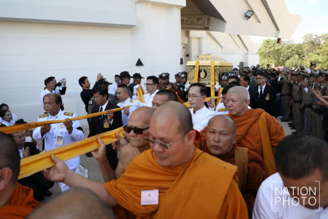 เคลื่อนย้ายหีบสรีรสังขาร "หลวงพ่อคูณ" ไปยังฌาปนสถานชั่วคราว