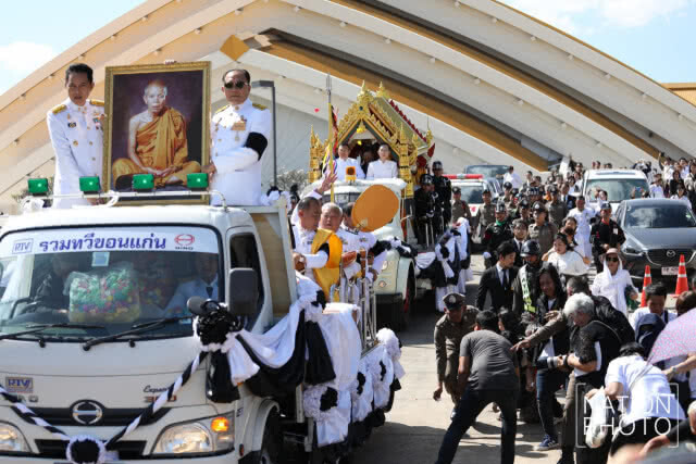 เคลื่อนย้ายหีบสรีรสังขาร "หลวงพ่อคูณ" ไปยังฌาปนสถานชั่วคราว