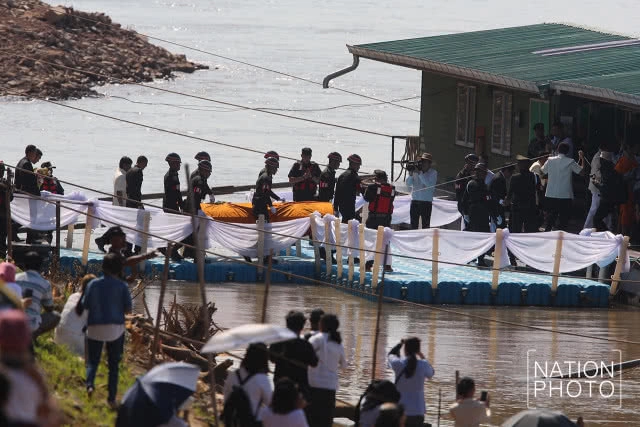 พิธีลอยอังคาร "หลวงพ่อคูณ" เคลื่อนสู่พระธาตุกลางน้ำ