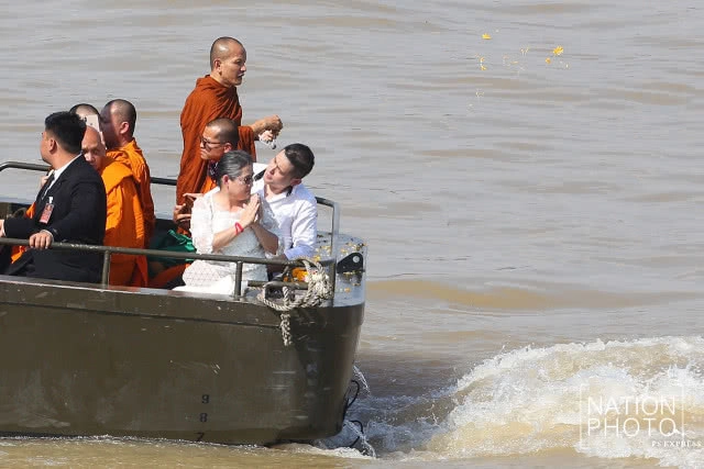 พิธีลอยอังคาร "หลวงพ่อคูณ" เคลื่อนสู่พระธาตุกลางน้ำ