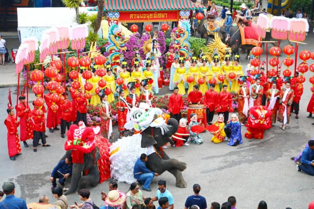 สวนนงนุชพัทยา นำ "ช้างแสนรู้" เชิดสิงโตต้อนรับตรุษจีน