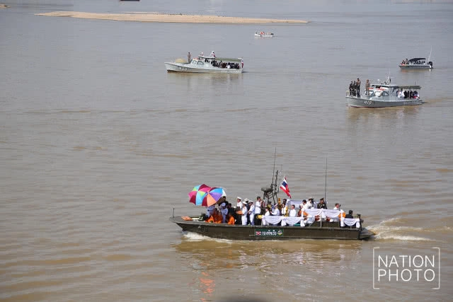 พิธีลอยอังคาร "หลวงพ่อคูณ" เคลื่อนสู่พระธาตุกลางน้ำ