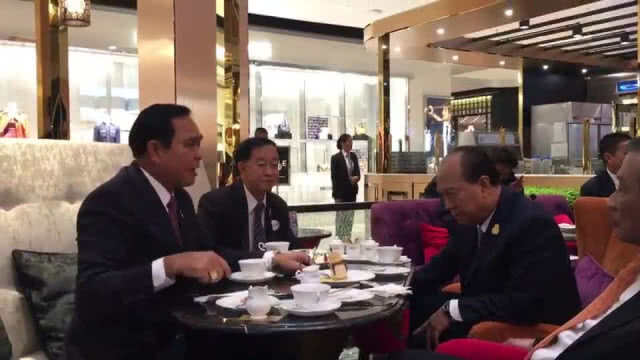 "บิ๊กตู่" แวะดื่มชา หลังเปิดงาน "อนาคตไทย อนาคตเรา"