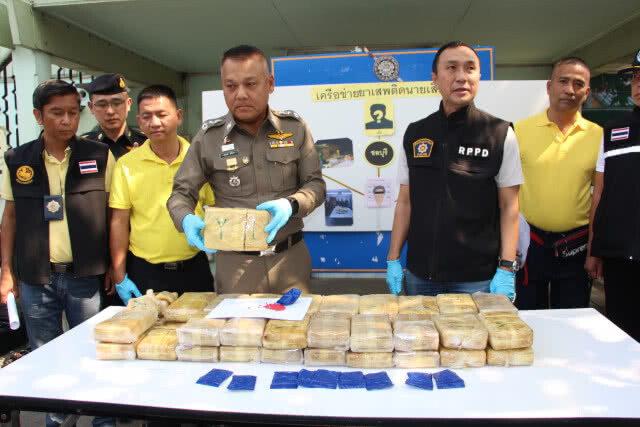 รวบเจ้าหน้าที่การทางพิเศษ รับจ้างส่งยาบ้า 240,000 เม็ด