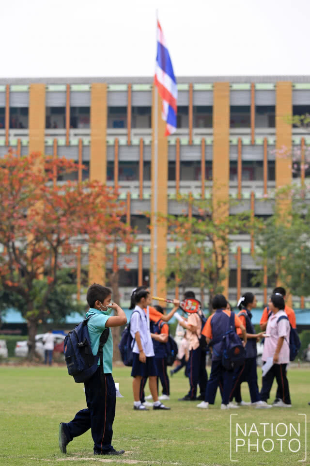 ผู้ปกครองมารับบุตรหลาน หลัง "ผู้ว่าฯ กทม." สั่งปิดโรงเรียน