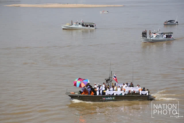 พิธีลอยอังคาร "หลวงพ่อคูณ" เคลื่อนสู่พระธาตุกลางน้ำ
