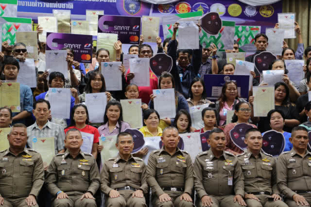 ตร.ภาค 1 คืนที่ดินให้ชาวบ้านหลังถูกนายทุนเงินกู้ยึด