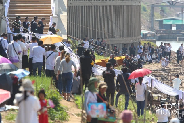 พิธีลอยอังคาร "หลวงพ่อคูณ" เคลื่อนสู่พระธาตุกลางน้ำ