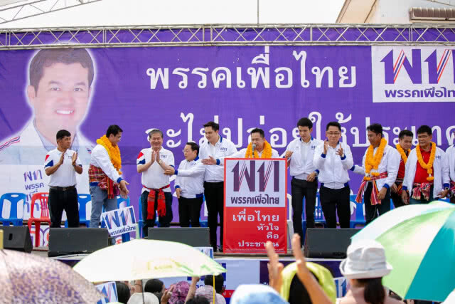 แฟนคลับล้นหลาม!!! "เฉลิม" จับมือ "ชัชชาติ" บุกโคราช
