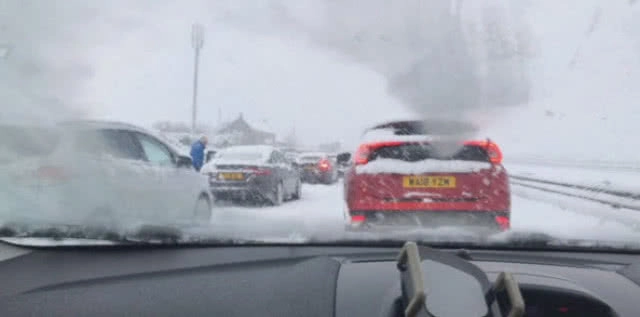 รถเป็นร้อย "ติดแหง่ก" บนถนนหิมะที่อังกฤษ