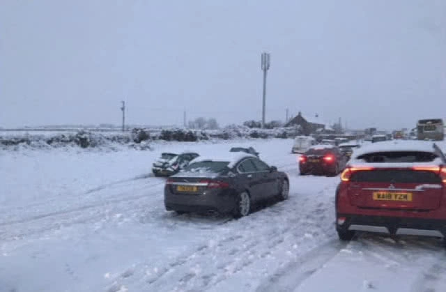 รถเป็นร้อย "ติดแหง่ก" บนถนนหิมะที่อังกฤษ