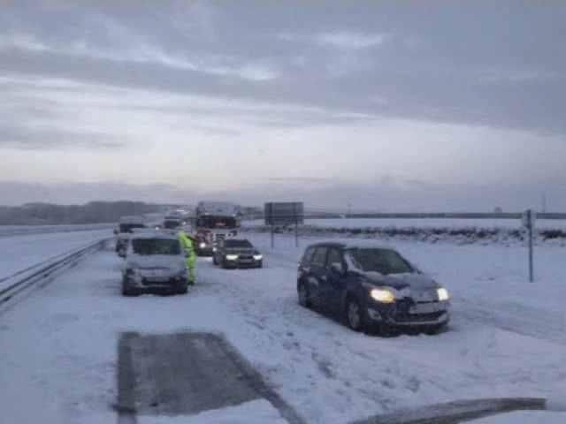 รถเป็นร้อย "ติดแหง่ก" บนถนนหิมะที่อังกฤษ