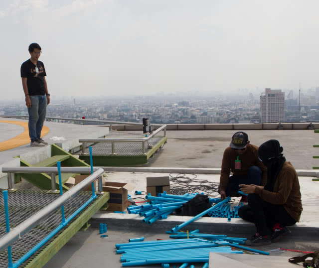 ระดมพนักงาน ธ.ก.ส.ฉีดน้ำบนดาดฟ้าสำนักงานใหญ่ หวังช่วยลดฝุ่น PM2.5