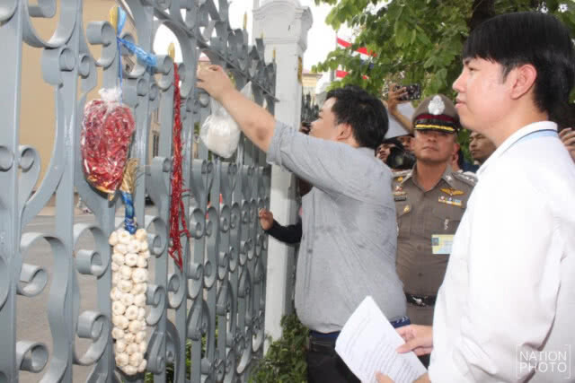 จับ "เพนกวิน" ข้างทำเนียบฯ กระทำผิดการชุมนุมฯ