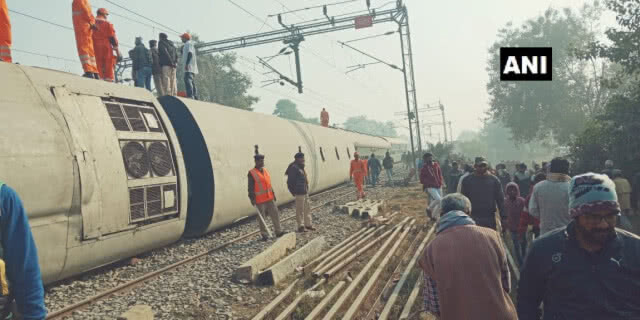 รถไฟตกรางพลิกคว่ำในอินเดีย เสียชีวิตแล้วอย่างน้อย 7 ราย