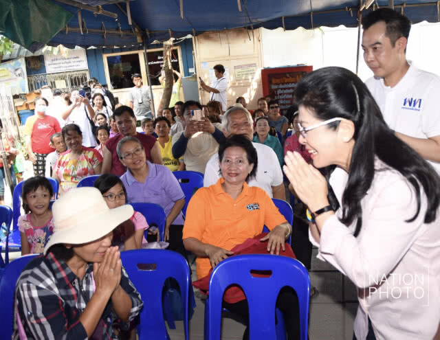 "สุดารัตน์" นำทีมเพื่อไทยลงพื้นที่ ตรวจฝุ่นชุมชนเคหสถานเจริญชัย