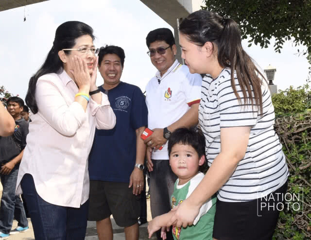 "สุดารัตน์" นำทีมเพื่อไทยลงพื้นที่ ตรวจฝุ่นชุมชนเคหสถานเจริญชัย