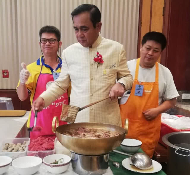 "ก๋วยเตี๋ยวเนื้อตุ๋นนายโส่ย" เสิร์ฟครม.ถึงทำเนียบ!
