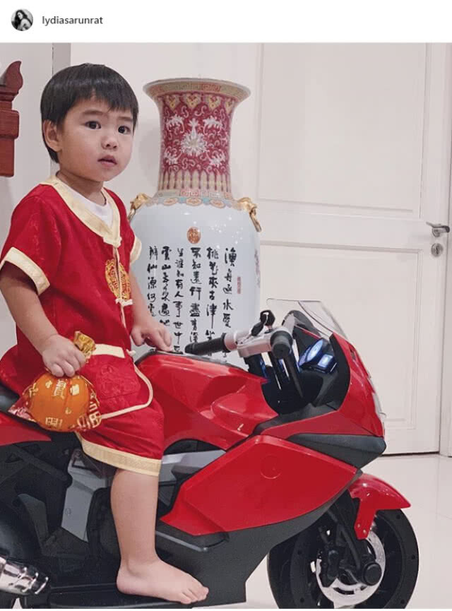 คนบันเทิงแซ่บ! ลุคตรุษจีน พร้อมลูกน้อยน่ารัก