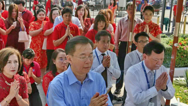 ฉลองตรุษจีนลดฝุ่นขนาดเล็ก ใช้ลูกโป่ง 2,500 ลูกแทนประทัด