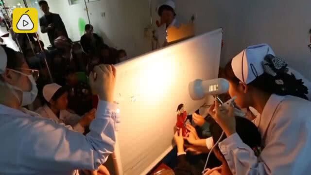 นางฟ้าแสนดี!!! พยาบาลจีน "เชิดหุ่น" เพื่อผู้ป่วยตัวน้อยช่วงตรุษจีน