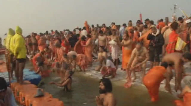 ฤกษ์ดี! ชาวฮินดูแห่ลงน้ำชำระบาป