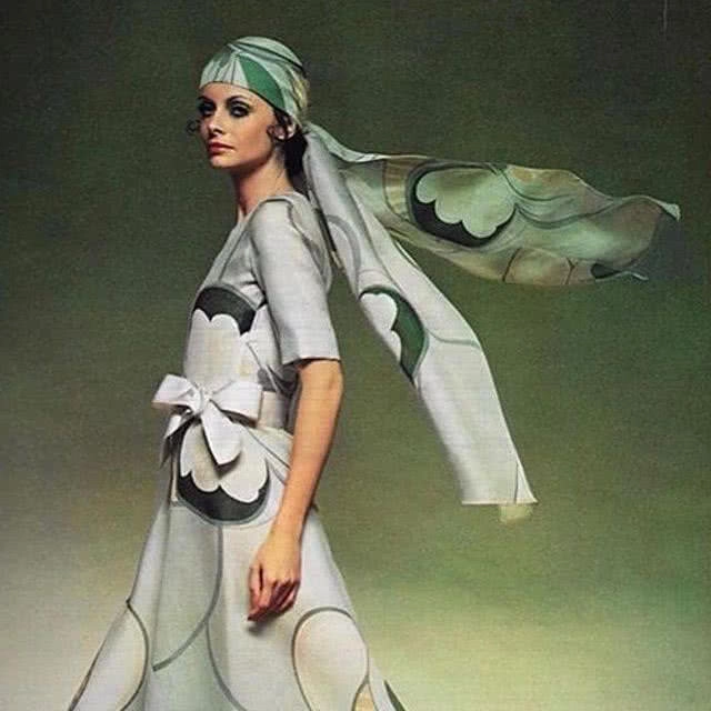 Jan de Villeneuve นางแบบวัย 74 ยอม "No Make Up" ขึ้นรันเวย์