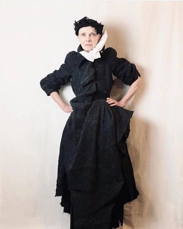 Jan de Villeneuve นางแบบวัย 74 ยอม "No Make Up" ขึ้นรันเวย์