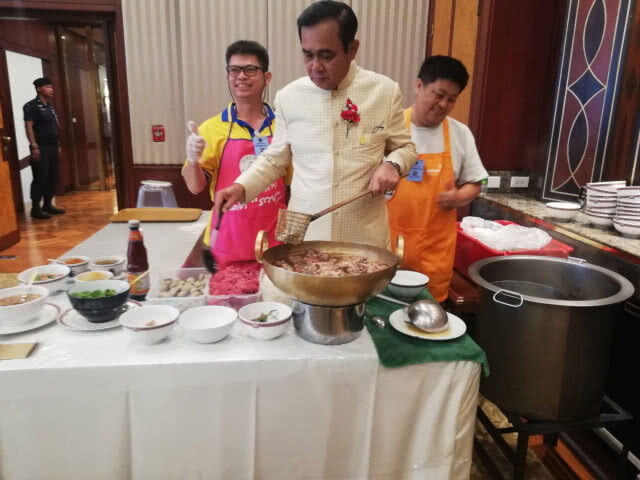 "ก๋วยเตี๋ยวเนื้อตุ๋นนายโส่ย" เสิร์ฟครม.ถึงทำเนียบ!